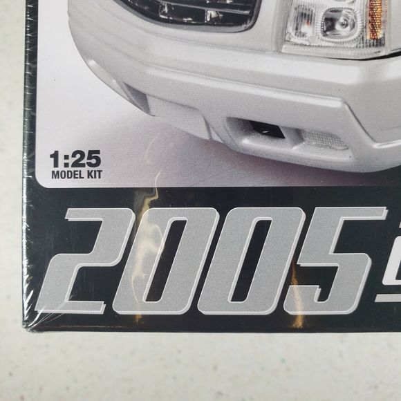 AMT 2005 Cadillac Escalade EXT Pickup Truck 1:25 Scale Model Kit #680 New Seal - Picture 2 of 8